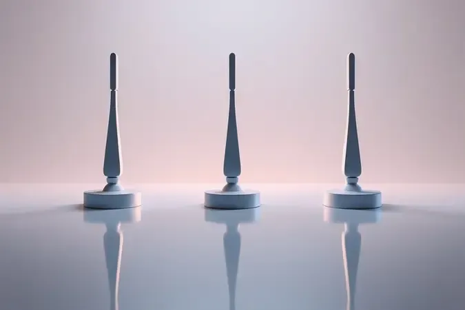 Render 3D de diferentes formatos de antenas 4G sobre superfície refletiva com iluminação de estúdio